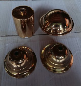 Piezas metálicas doradas