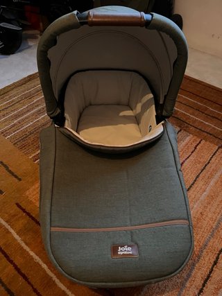 Carrito Joie con capazo verde militar