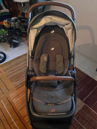 Carrito Joie con capazo verde militar