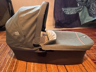 Carrito Joie con capazo verde militar