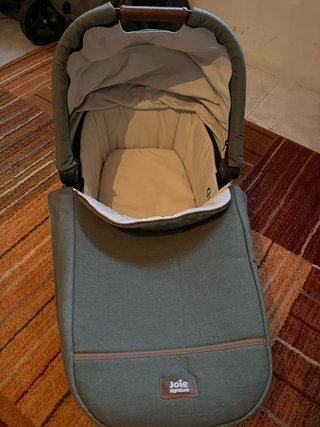 Carrito Joie con capazo verde militar
