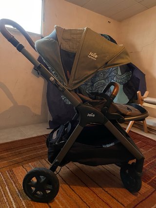 Carrito Joie con capazo verde militar