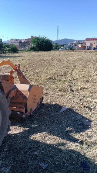 Servicio de desbroce de parcelas con tractor