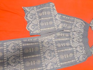 Pantalón bordado azul celestey beige