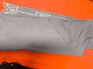 Pantalón bordado azul celestey beige