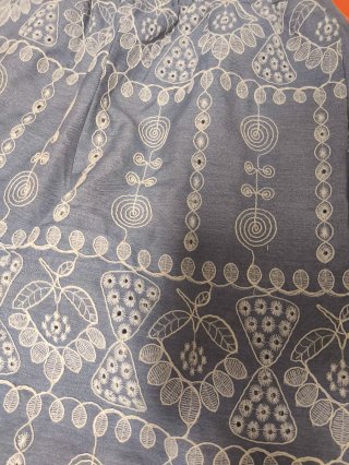 Pantalón bordado azul celestey beige