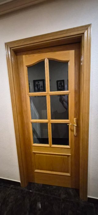 Puerta interior roble con marco y manivelas