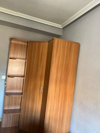 Armario esquinero de madera
