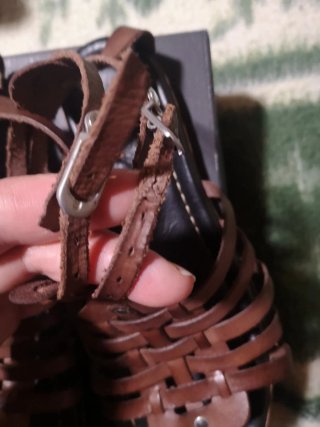 Sandalias romanas de cuero marrón