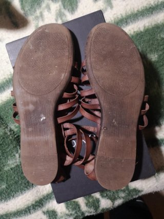 Sandalias romanas de cuero marrón