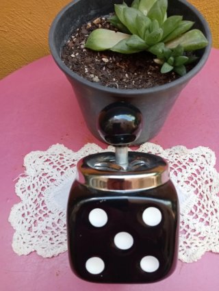 Cenicero de Porcelana Negro con Dados