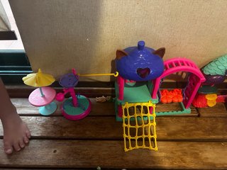 Casa de muñecas rosa y turquesa