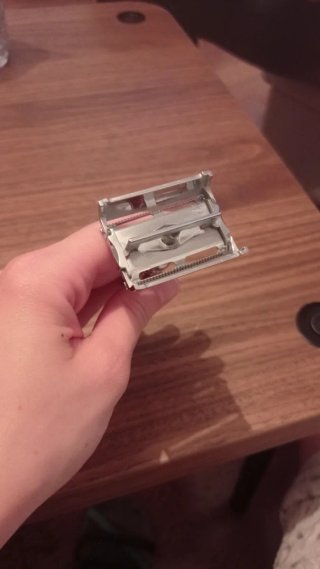REGALO maquinilla de afeitar metálica