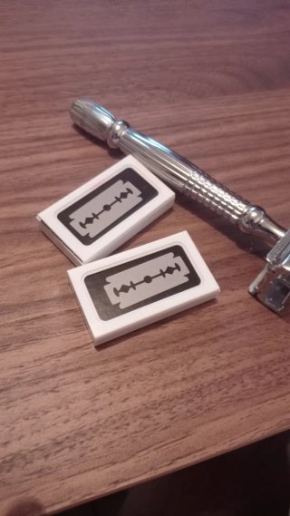 REGALO maquinilla de afeitar metálica