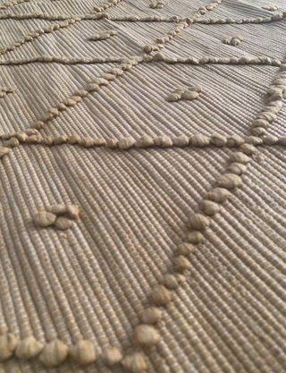 Alfombra beige de tela con rombos