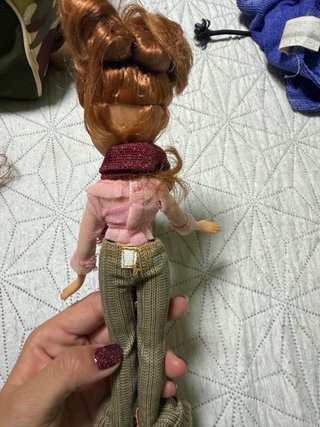 Muñeca Bratz con bufanda y pantalón