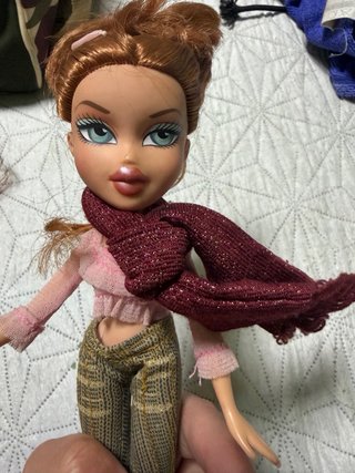 Muñeca Bratz con bufanda y pantalón