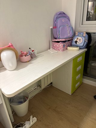 Escritorio infantil blanco y verde