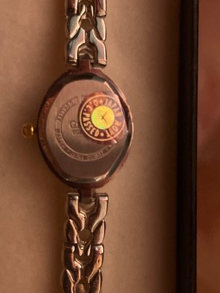 Reloj de pulsera dorado y plateado