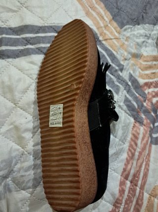 Sapatos pretos com franjas e pedras