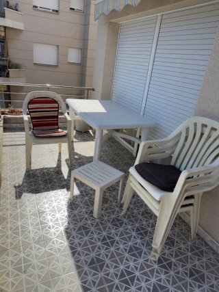 Mesa y sillas de terraza blancas