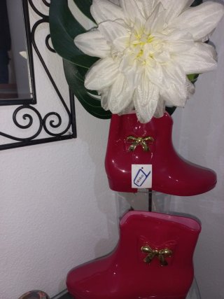 Botas de agua rojas con lazo dorado