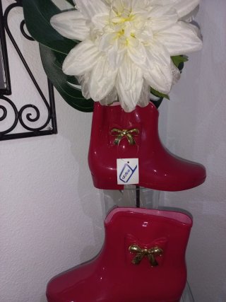 Botas de agua rojas con lazo dorado