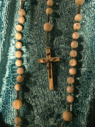 Rosario de nácar y cruz antigua