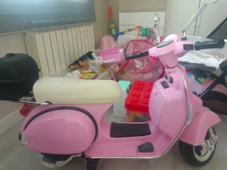 Moto eléctrica infantil Vespa rosa