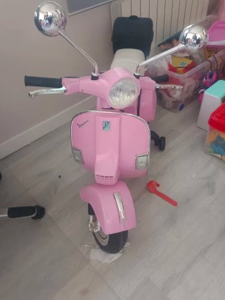 Moto eléctrica infantil Vespa rosa