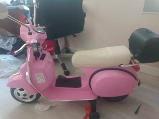 Moto eléctrica infantil Vespa rosa
