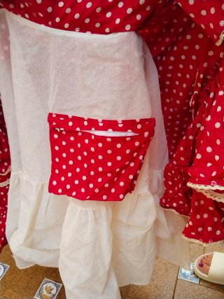 Traje de flamenca color caledera con lunares blanc