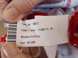 Traje de flamenca color caledera con lunares blanc