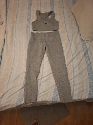 Conjunto deportivo gris
