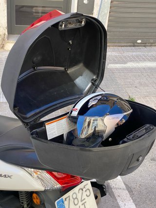 Yamaha NMAX 125 + cajetín, 2 cascos, intercom.