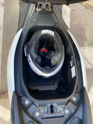Yamaha NMAX 125 + cajetín, 2 cascos, intercom.