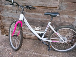 Bicicleta infantil blanca y rosa
