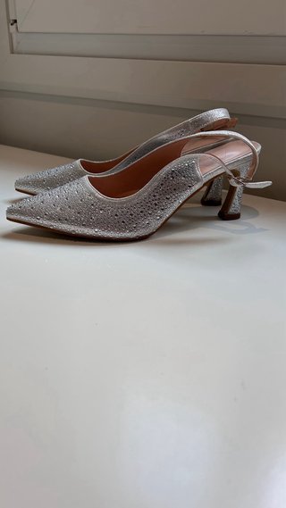 Zapatos de fiesta plateados con pedrería