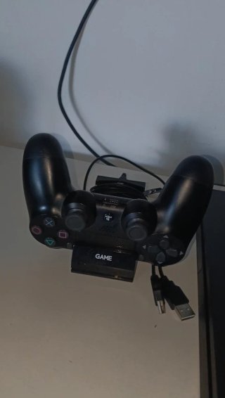 PS4 Slim 500gb + 5 Juegos + 1 mando + 1 posamandos