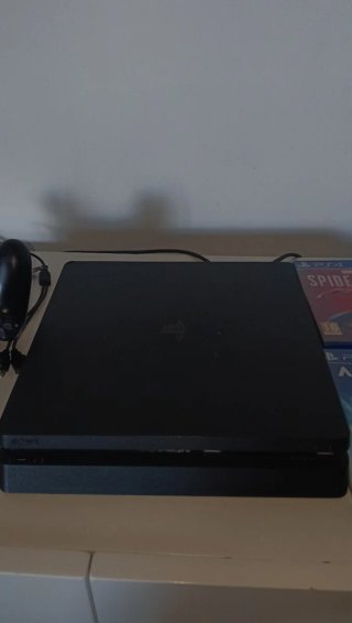 PS4 Slim 500gb + 5 Juegos + 1 mando + 1 posamandos