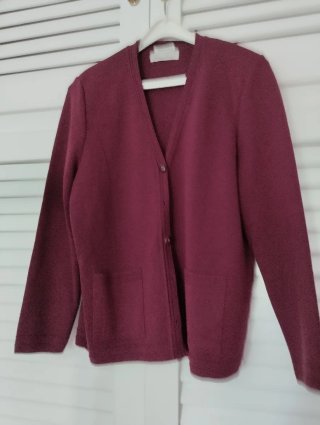 Chaqueta de punto para mujer color burdeos.