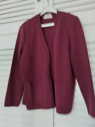 Chaqueta de punto para mujer color burdeos.