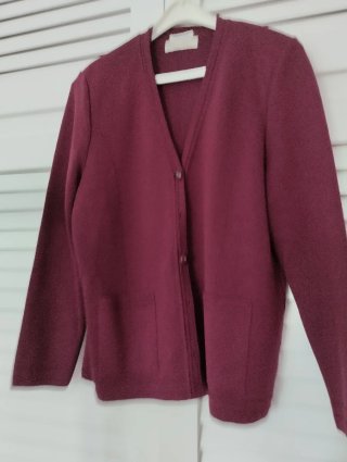Chaqueta de punto para mujer color burdeos.