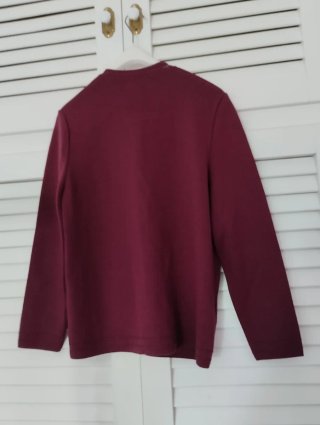 Chaqueta de punto para mujer color burdeos.