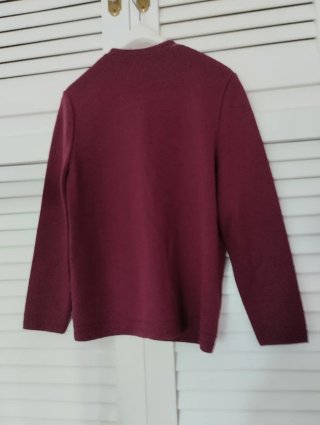 Chaqueta de punto para mujer color burdeos.