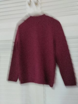 Chaqueta de punto para mujer color burdeos.