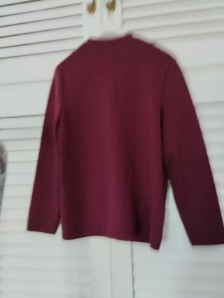 Chaqueta de punto para mujer color burdeos.