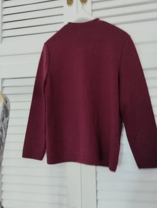 Chaqueta de punto para mujer color burdeos.