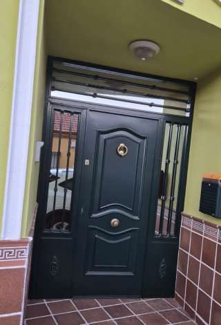Puerta exterior de hierro