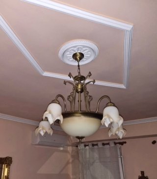 Lámpara de salón dorada y blanca con aplique